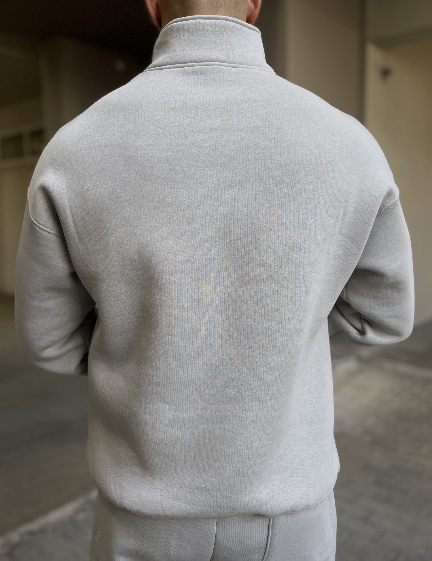 Ανδρικό γκρι φούτερ με μισό φερμουάρ και λογότυπο στο στήθος ES26003G φωτογραφία